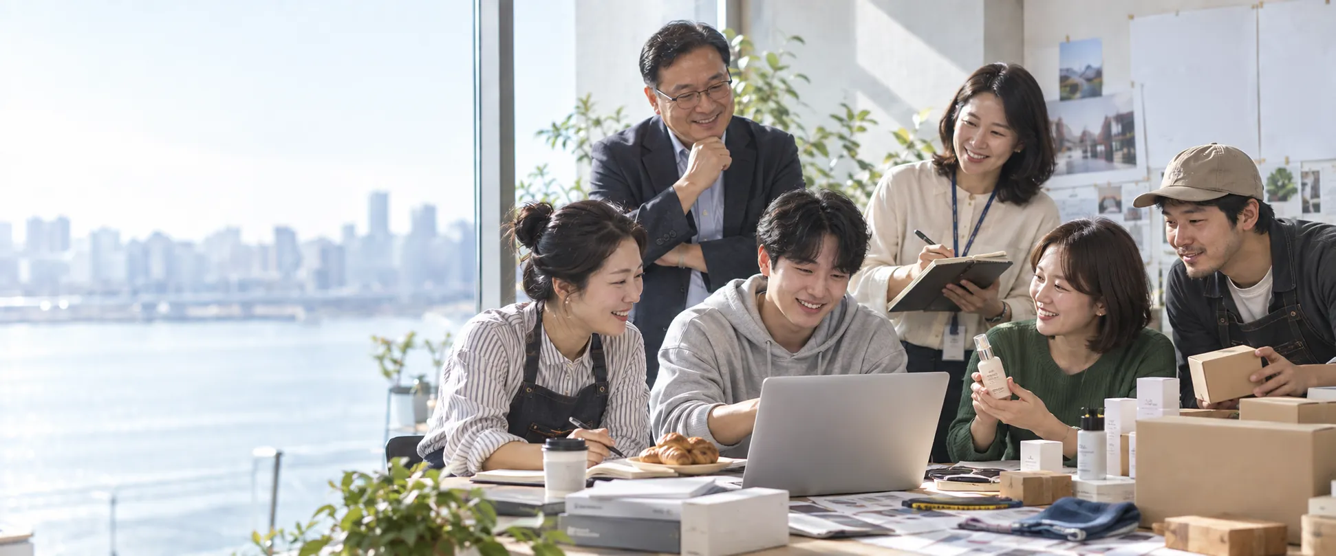 노트북 앞에서 사업 아이디어를 함께 이야기하는 사람들